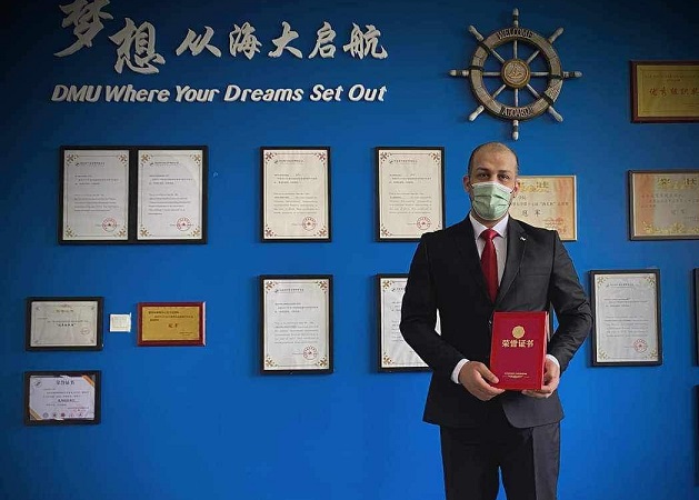 تكريم طالب فلسطيني في جامعة داليان لتميزه-الحياة الجديدة