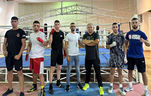 قفازات فلسطين تعسكر في الأردن والجزائر