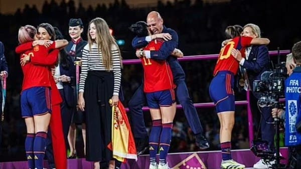 صور جديدة تفجر غضباً.. “لاعبة إسبانيا ترفع من قبّلها”!