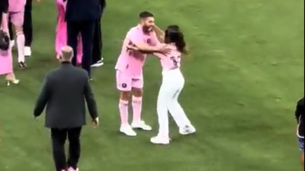 شاهد زوجة ميسي في موقف محرج.. “كادت تقبل زميله!”