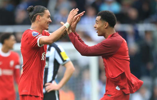 ليفربول بعشرة لاعبين يقلب تأخره أمام نيوكاسل إلى فوز