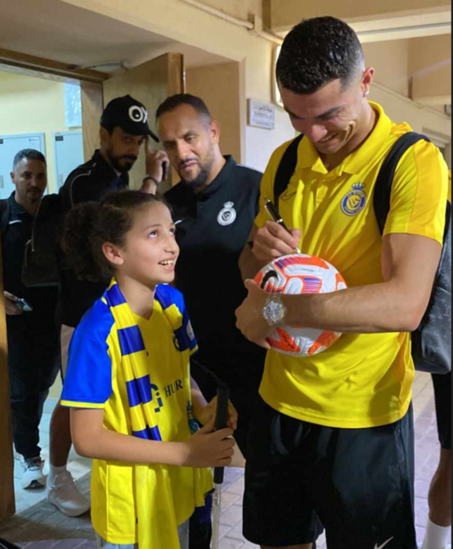 لفتة إنسانية لرونالدو تجاه طفلة كفيفة سعودية