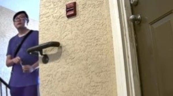فضحته الكاميرا.. أزعجه جاره فدس له سماً من تحت بابه