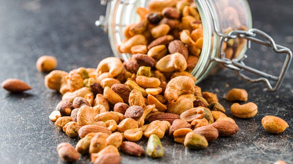 منها المكسرات.. احذروا تناول هذه الأطعمة على معدة فارغة