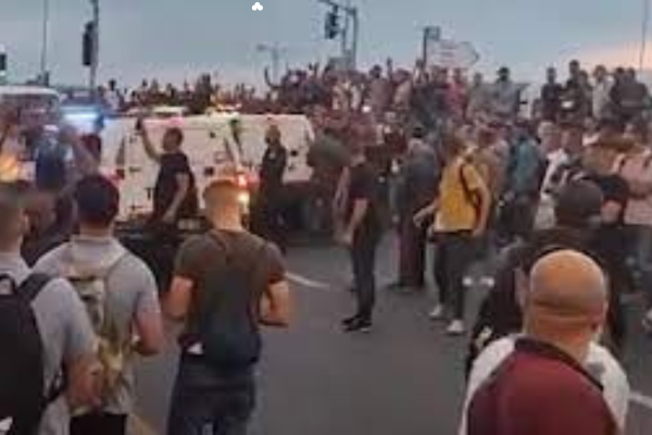 إصابة شاب بجروح والعشرات بالاختناق جراء اعتداء شرطة الاحتلال على العمال قرب قلقيلية-الحياة الجديدة