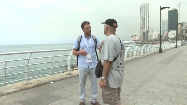 طبيب لبناني يطارد المرضى في شوارع بيروت.. لماذا؟