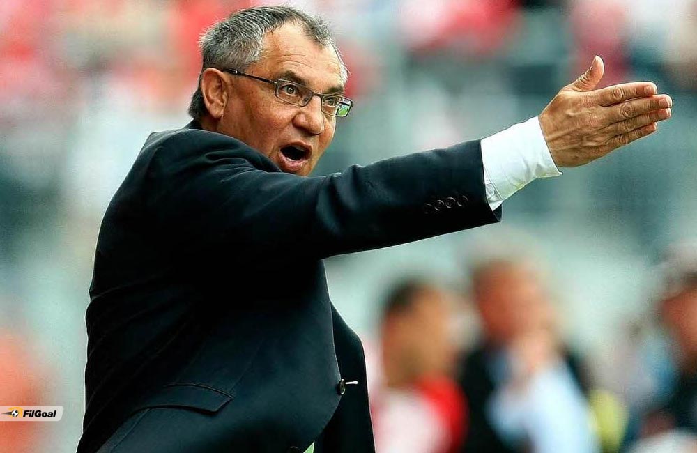 لاعبو الكرة يقومون بأعمال تجارية