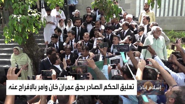 رئيس وزراء باكستان الأسبق عمران خان رهن الاعتقال رغم تعليق حكم سجنه.. لماذا؟