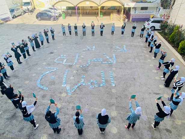 الاحتلال يستولي على كتب مدرسية في القدس-الحياة الجديدة