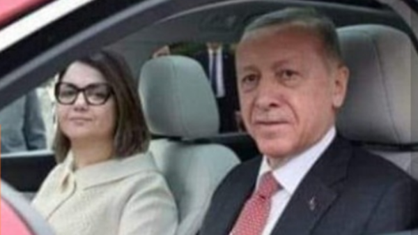 المنقوش تطل بسيارة حمراء بجانب أردوغان.. هل يعقل؟!