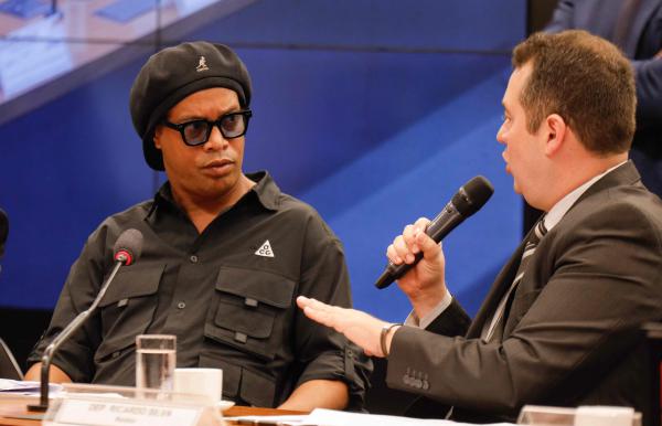 رونالدينيو ينفي تورطه في عملية احتيال مزعومة