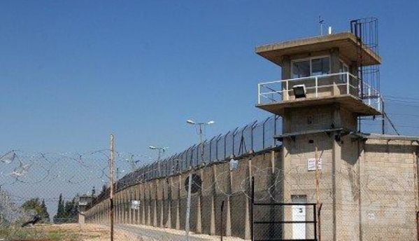 إدارة سجون الاحتلال تشرع بنقل 120 أسيرًا من “نفحة” إلى عزل جماعي في “عوفر”-الحياة الجديدة