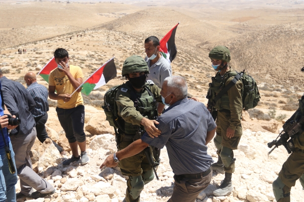 الاحتلال يعتدي على وفد من “فتح” وهيئة مقاومة الجدار في مسافر يطا-الحياة الجديدة