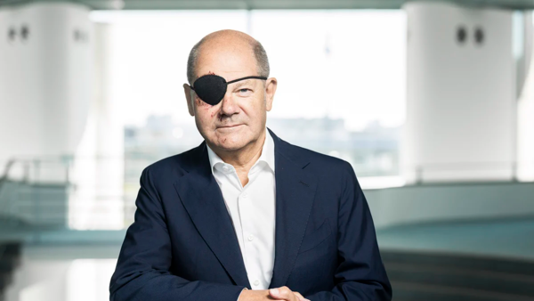 المستشار الألماني يفاجئ متابعيه بعين “قرصان” وكدمات على وجهه