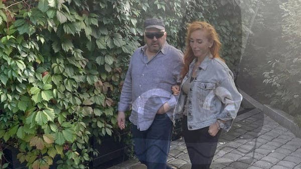 صورة ظهرت فجأة.. جنرال “يوم القيامة” يتمشى مع زوجته