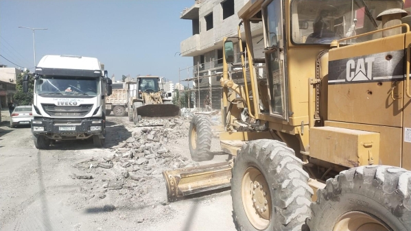 “الأشغال العامة” تباشر بإزالة آثار عدوان الاحتلال على مخيم نور شمس-الحياة الجديدة