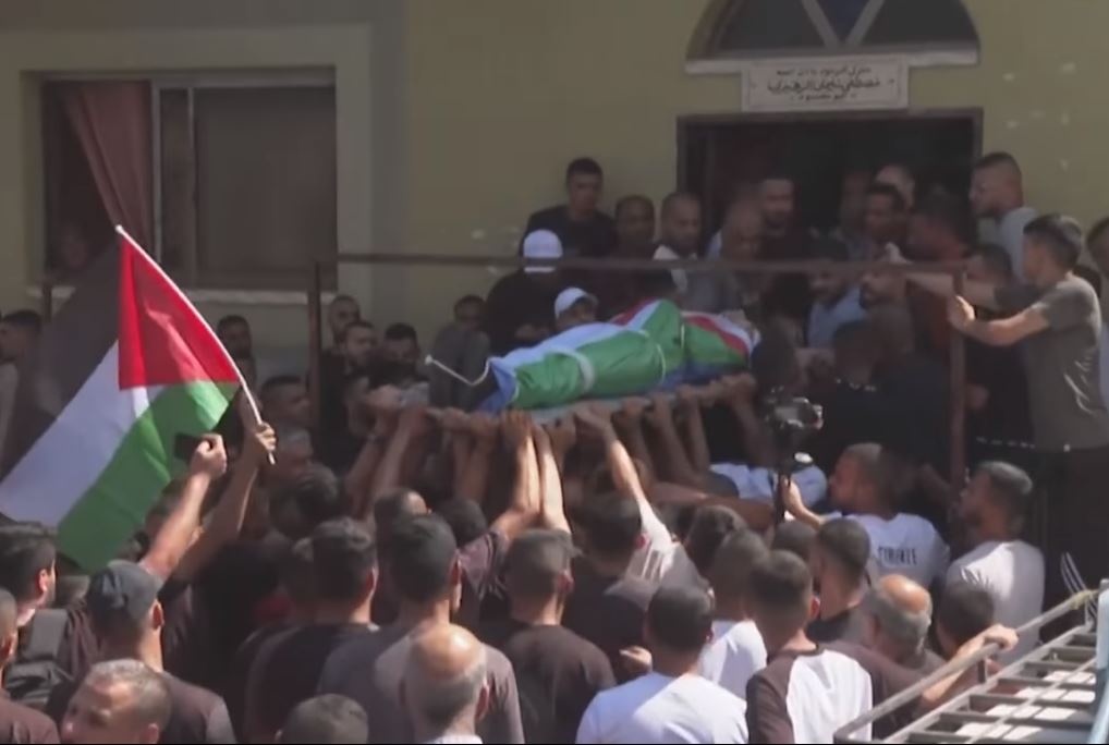 تشييع جثمان الشهيد عايد أبو حرب في مخيم نور شمس-الحياة الجديدة