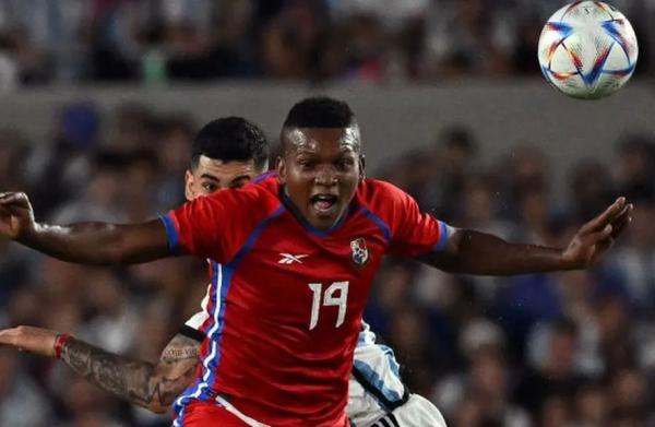 مصرع لاعب كرة قدم دولي بنمي بالرصاص