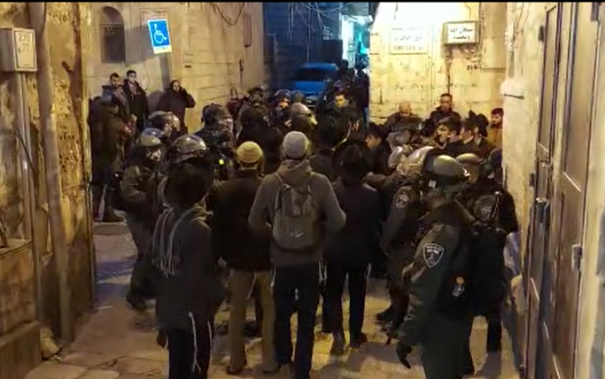 مستوطنون يؤدون طقوسًا تلمودية قرب أحد أبواب المسجد الأقصى-الحياة الجديدة