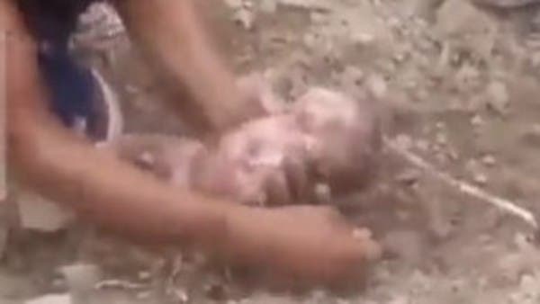 رضيع سحب بحبل السرة من تحت الأنقاض.. فيديو يفطر القلوب