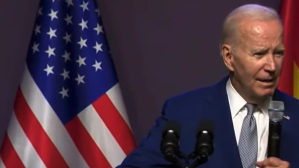 “سأذهب للنوم”.. سر موجة ضحك حول بايدن بمؤتمر رسمي