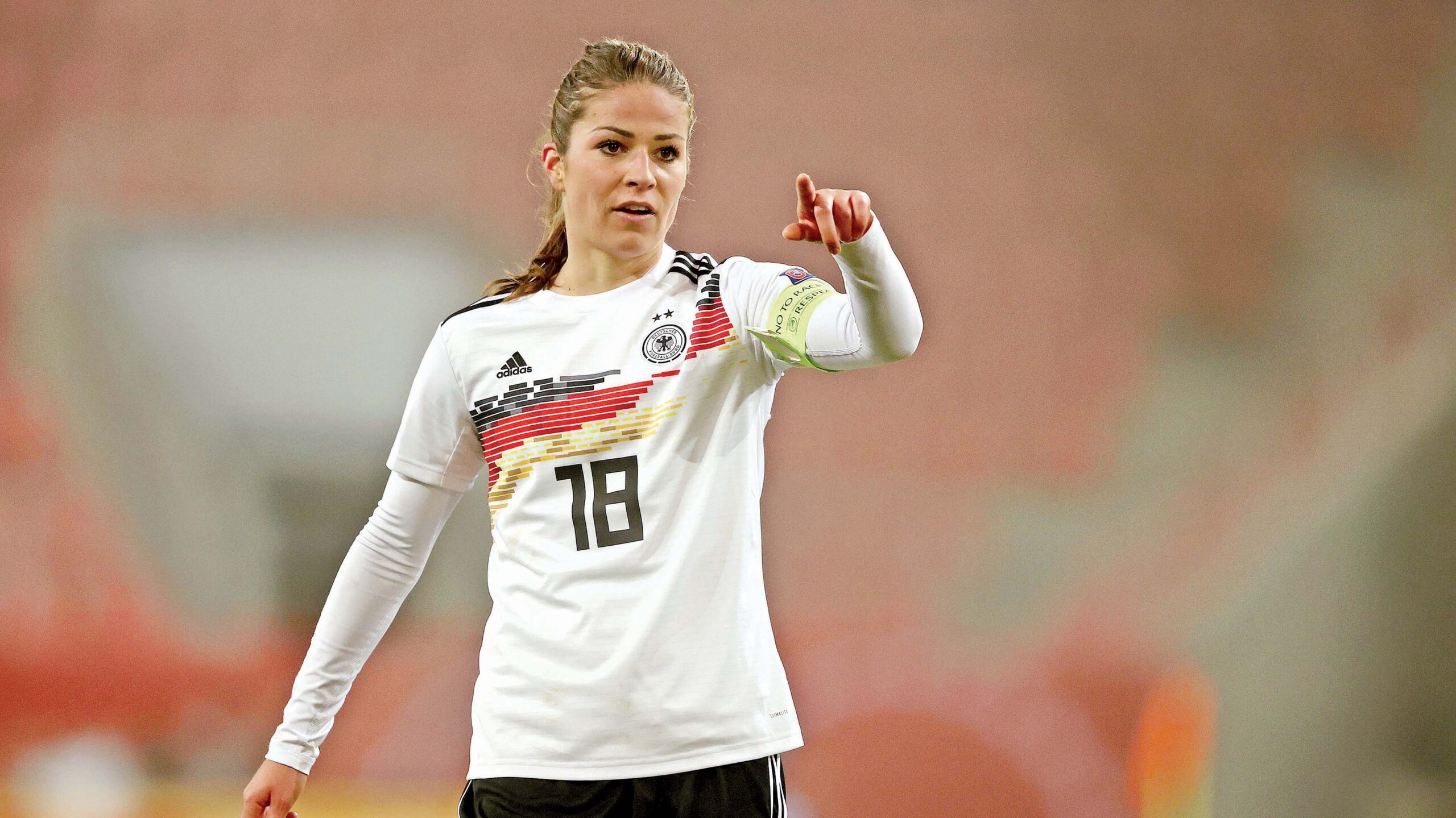 الألمانية ليوبولز تنهي مسيرتها الدولية مع كرة القدم
