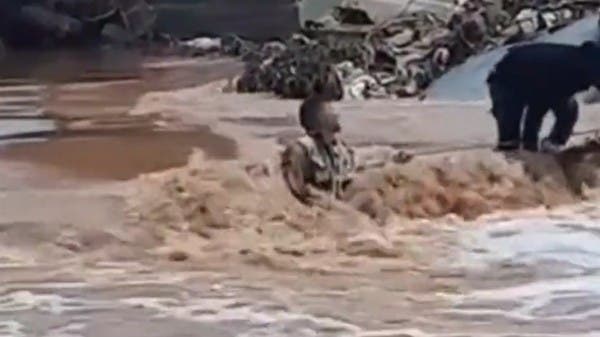 شاهد.. شاب ليبي يصارع الموت وسط سيول درنة الجارفة