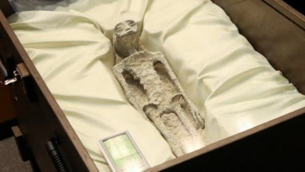 أغرب فيديو ستشاهده بحياتك.. كائنات غير بشرية مسجاة في توابيت 