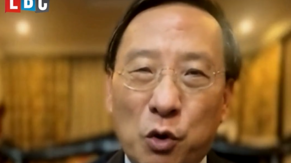 فيديو لرد كالصاعقة من مسؤول صيني.. يحرج مذيعاً على الهواء