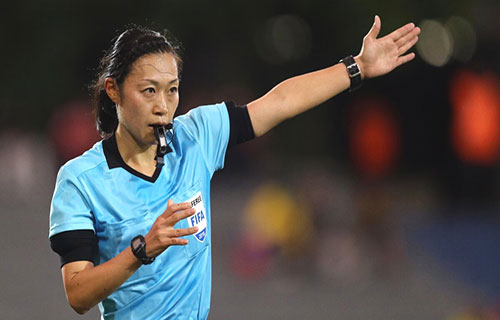 خمس حكمات تدير منافسات كأس آسيا