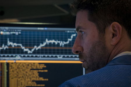 تراجعات قوية في وول ستريت.. وبيانات هامة تدفع الذهب للصعود بـ 1%