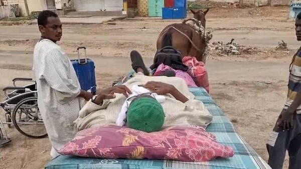 فيديو جديد لأشهر شعراء السودان.. رصاصة أصابت سريره