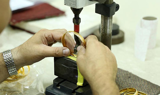 “المعادن الثمينة” تدعو للتأكد من دمغ الذهب عند الشراء