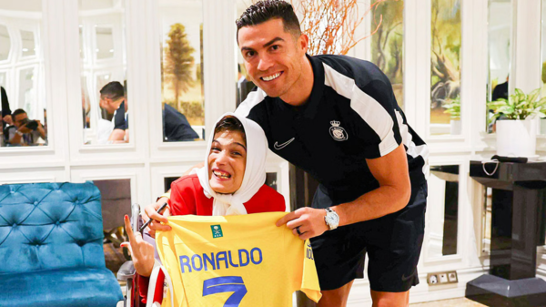 إيرانية رسمت صورة رونالدو رغم إعاقتها.. فحضنها وقبلها