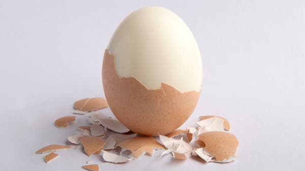 لتقشير البيض المسلوق بسهولة.. إليكم 12 حيلة ذكية