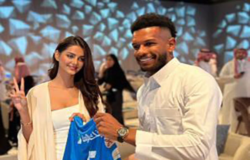 مدافع الهلال السعودي يتبرأ من تقديم هدية لعارضة أزياء إيرانية