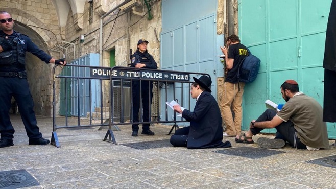 مستوطنون يؤدون طقوسًا تلمودية في محيط المسجد الأقصى-الحياة الجديدة