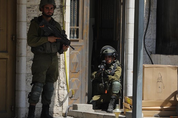 الاحتلال يفتش منزلًا في بلدة بيتونيا-الحياة الجديدة