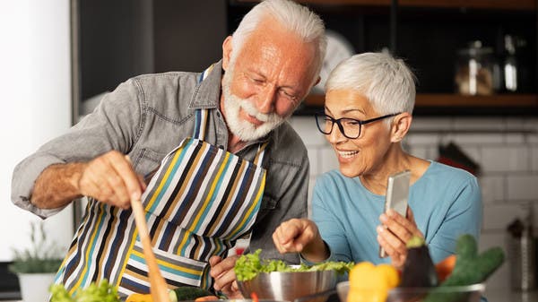 خبير تغذية يحذر من خطأ قاتل في وجبات كبار السن