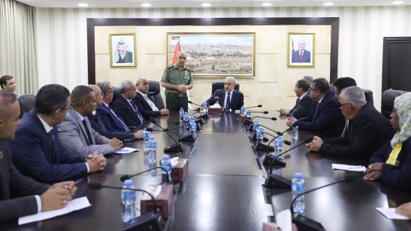 رئيس الوزراء يستقبل الملتحقين بدورة كبار الضباط الـ21-الحياة الجديدة