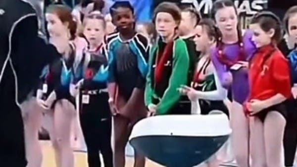 فيديو يشعل غضباً.. حرموا طفلة سمراء من ميدالية وتجاهلوها
