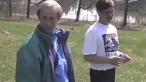 فيديو نادر لم تره من قبل.. بوتين بشعر طويل مع زوجته وابنتيه أيضا