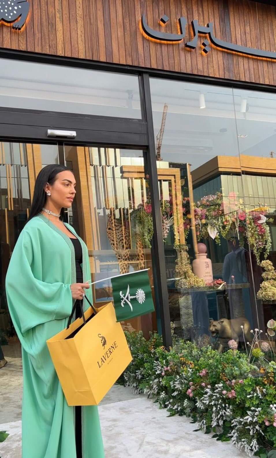 شريكة رونالدو تحتفل باليوم السعودي بالبخور وإطلالة عربية