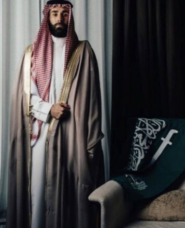 هجوم على بنزيمة بعد نشر صورته بالثوب السعودي