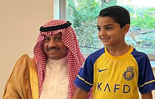 سفير السعودية في فلسطين ينشر صورة مع طفل يشجع للنصر