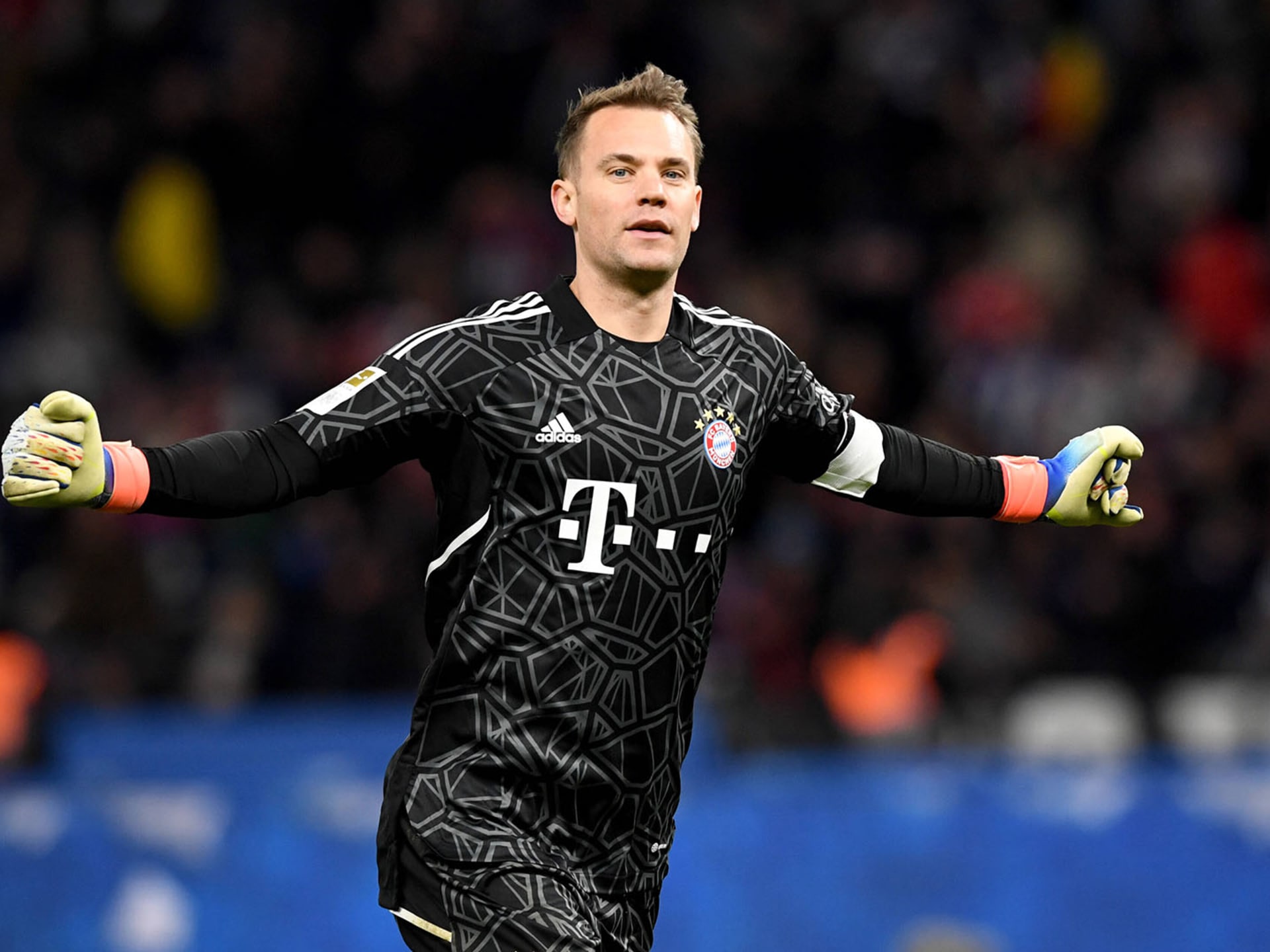 الحارس “نوير” يعود لتدريبات “بايرن” الجماعية