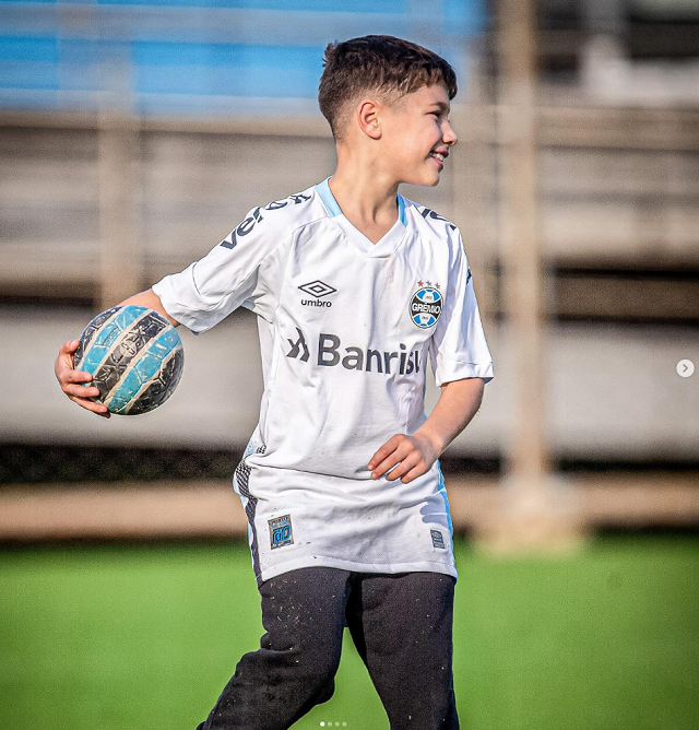 سواريز يشارك نجله في لقاء كروي لمناسبة عيد ميلاده