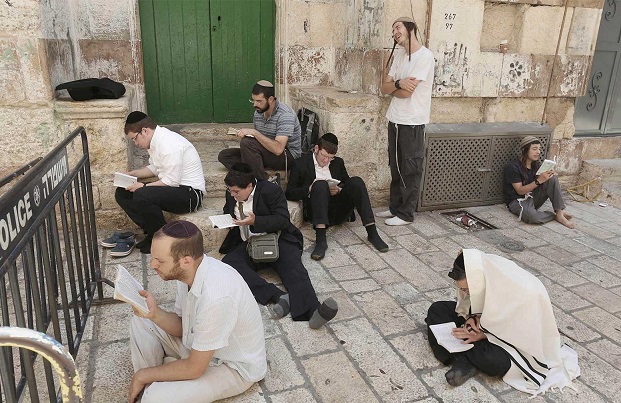 مستوطنون يؤدون طقوسًا تلمودية في البلدة القديمة من القدس المحتلة-الحياة الجديدة
