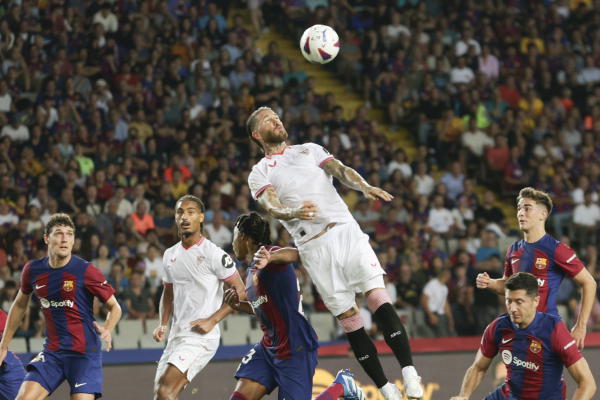 مدرب إشبيلية يدافع عن راموس بعد هدفه العكسي لصالح برشلونة