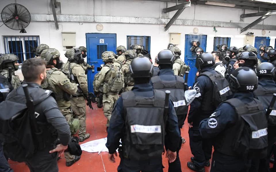 وحدات القمع تقتحم قسم (5) في “ريمون” وتنقل جميع الأسرى-الحياة الجديدة